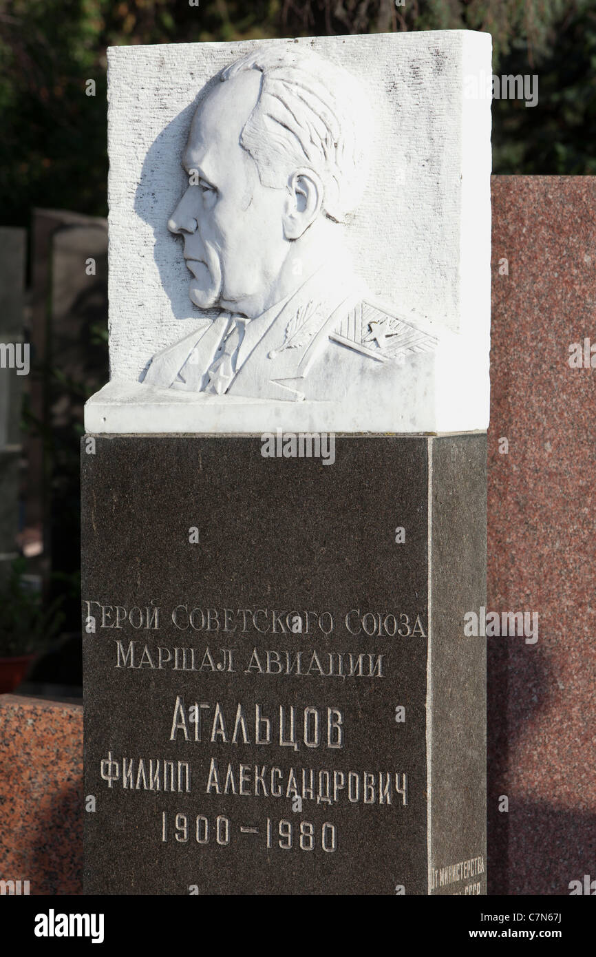 Tombe du Maréchal de l'air soviétique Filipp Alexandrovitch Agaltsov (1900-1980) au cimetière de Novodievitchi Moscou, Russie Banque D'Images