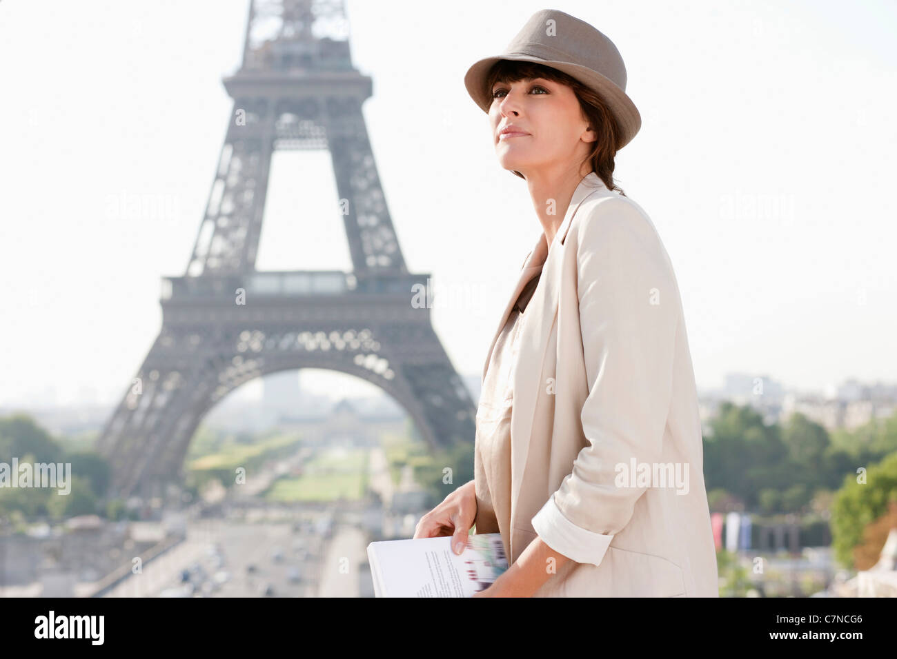 Profil d'une femme avec la Tour Eiffel en arrière-plan, Paris, Ile-de-France, France Banque D'Images