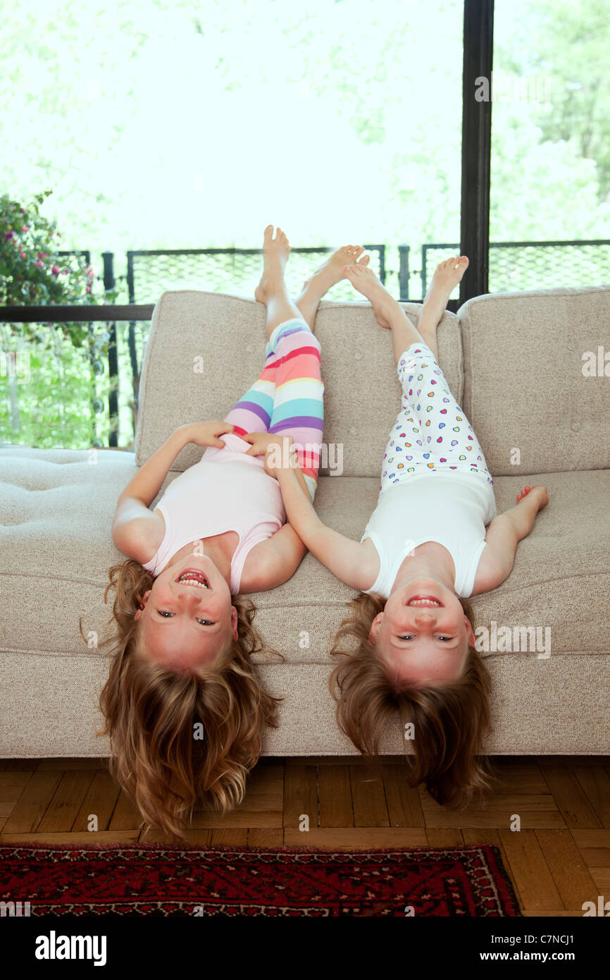 Deux jeunes filles portant sur la table à l'envers Banque D'Images