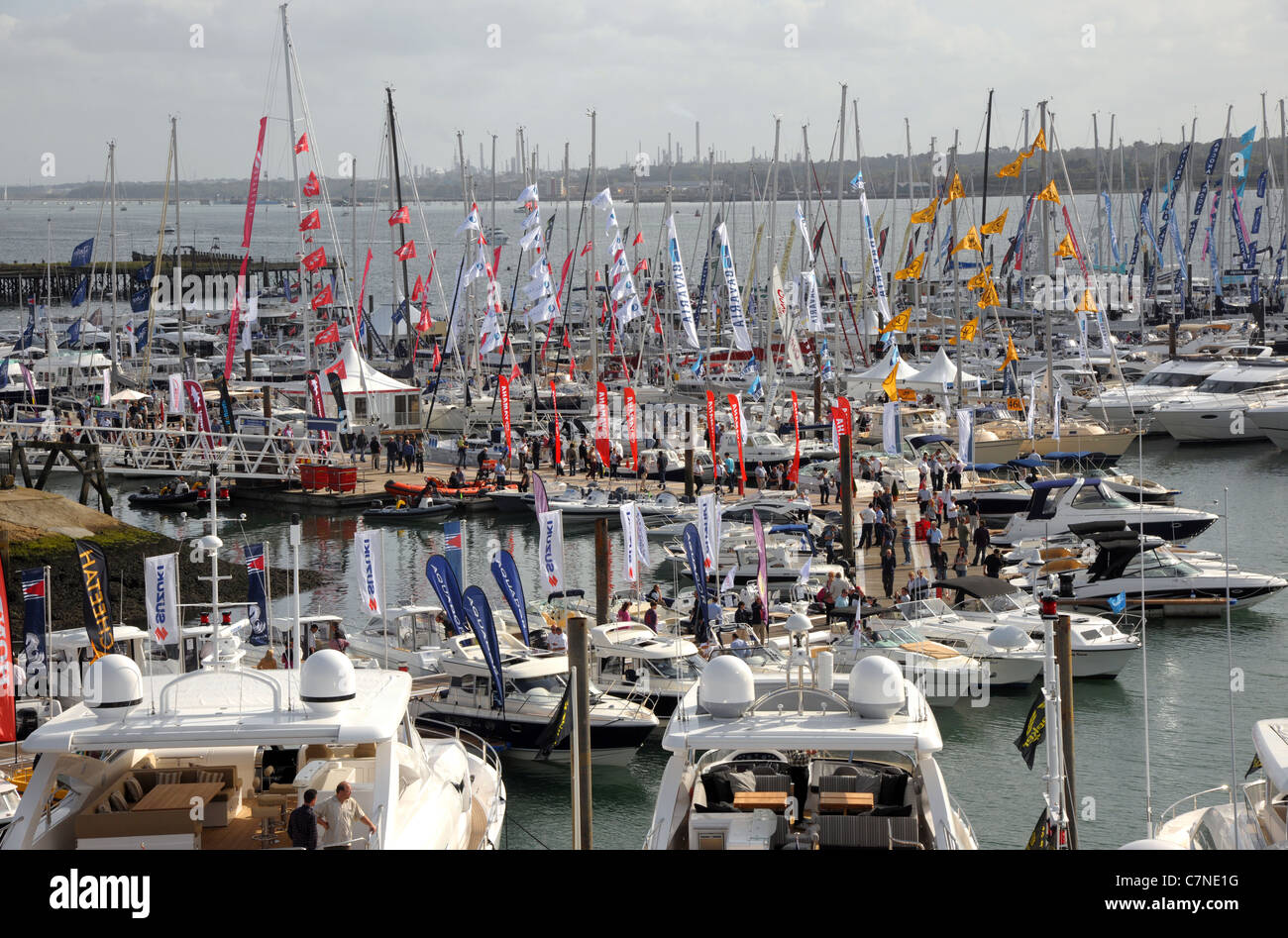 Compte tenu du gros et petits bateaux sur l'affichage à la PSP Southampton Boat Show International Banque D'Images