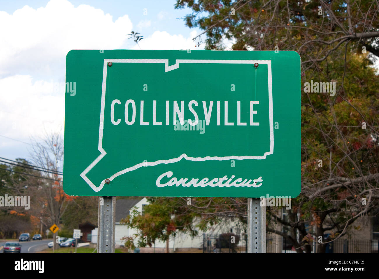 Un livre vert de la rue publique de la ville de Collinsville signe avec le contour de l'état du Connecticut en blanc. Banque D'Images