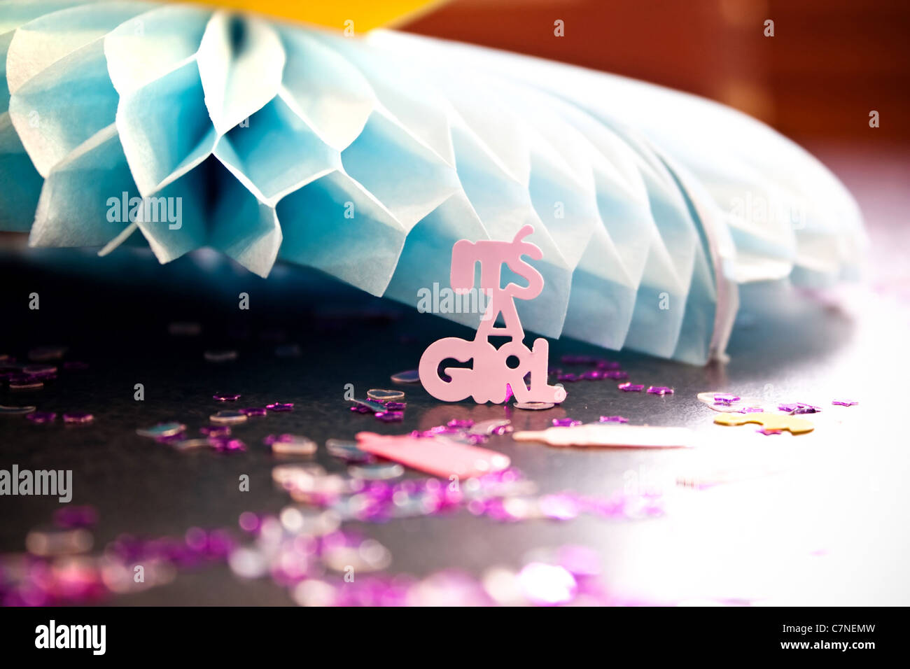 Un petit morceau de confettis à une douche de bébé lit SA UNE FILLE. Banque D'Images