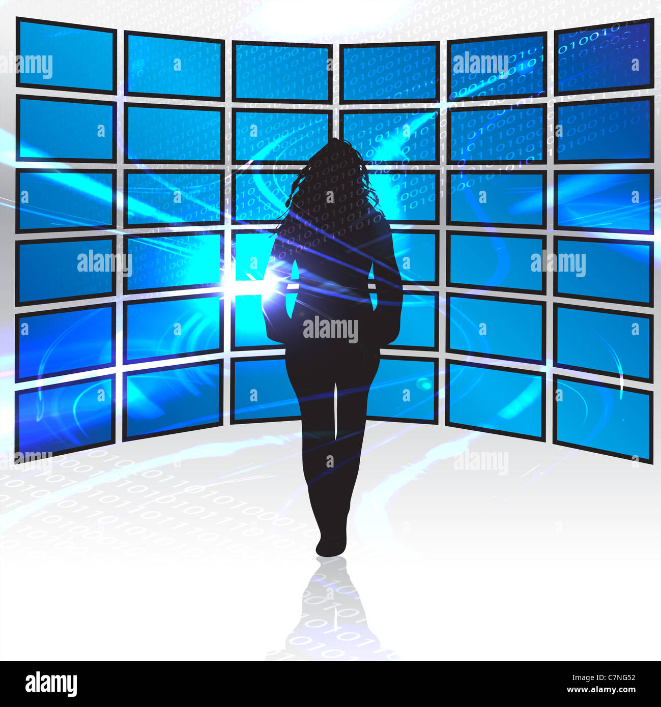 Une silhouette d'une femme debout devant un mur d'écrans de télévision. Banque D'Images