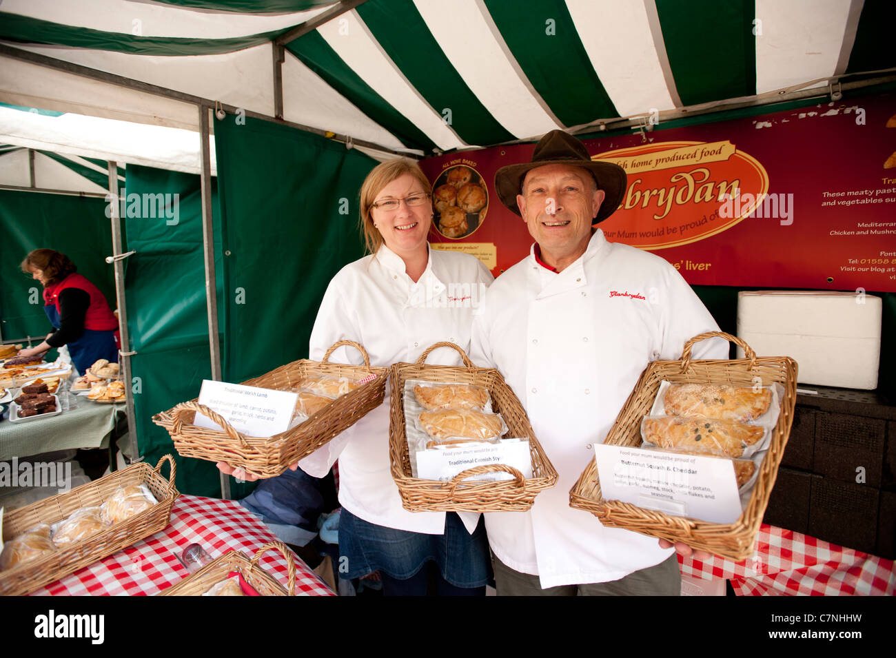 Un couple de vendre la viande fraîchement cuit au four et des tartes à Aberystwyth Septembre 2011 Salon de l'alimentation, le Pays de Galles, Royaume-Uni Banque D'Images