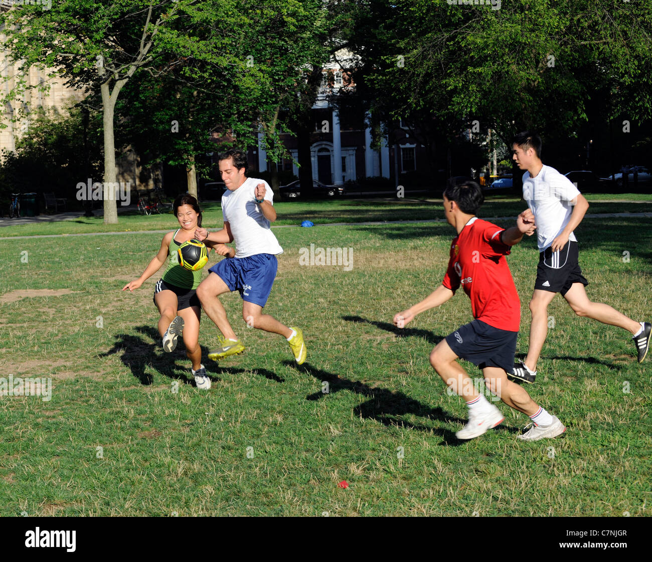 L'université de Yale les élèves qui fréquentent l'école d'été de soccer d'entraînement du jeu. Banque D'Images