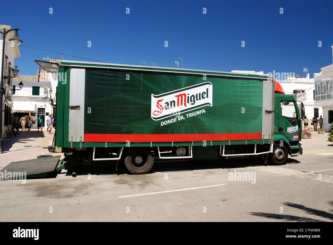 Des camions de livraison de bière San Miguel Banque D'Images