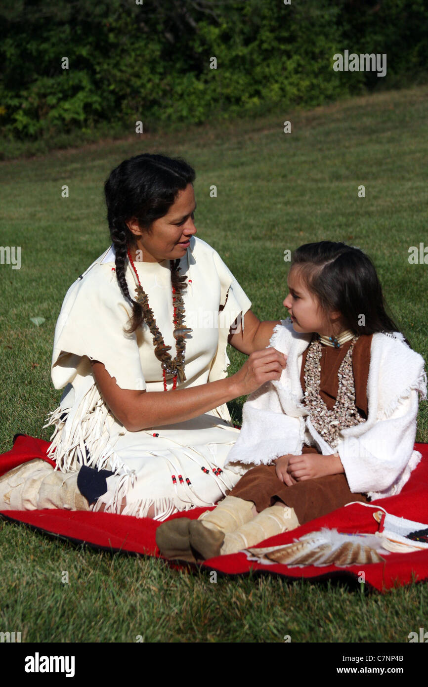 Un Native American Indian woman fixing un manteau de childs Banque D'Images