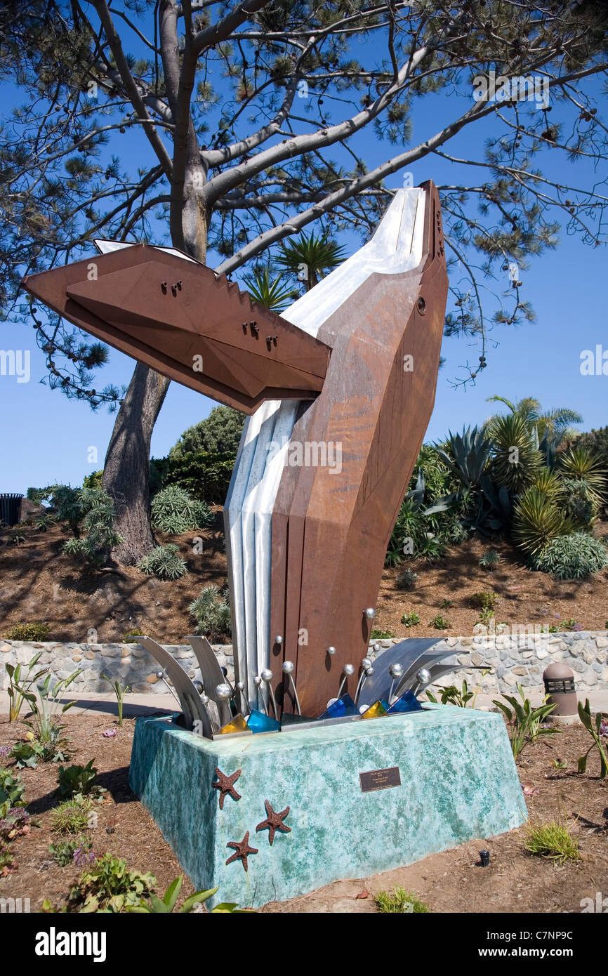 "Violation de la sculpture des baleines par Jon Seeman sur Heisler Park à Laguna Beach Banque D'Images