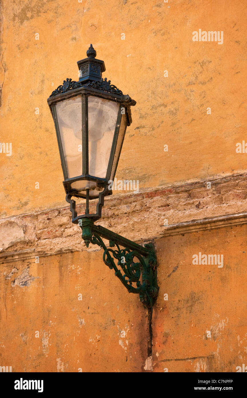 Lanterne en fer forgé avec son ombre sur le mur jaune, Prague, République  Tchèque Photo Stock - Alamy
