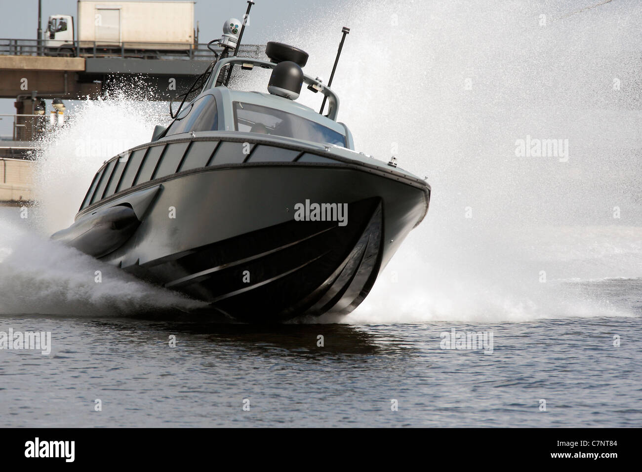 Intercepteur XSR L'un des bateaux le plus rapide au monde coupe à travers l'eau. Banque D'Images
