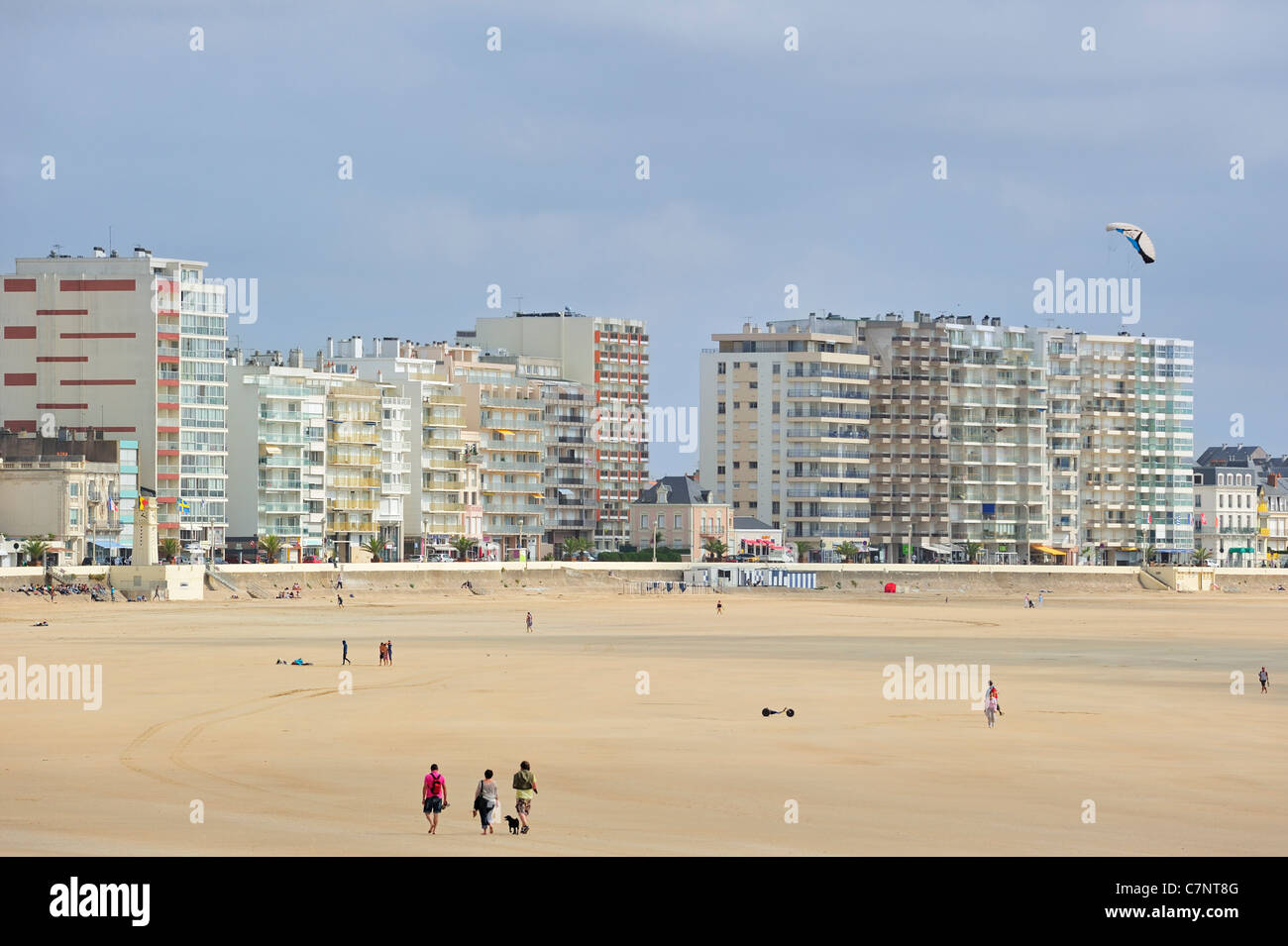 Les touristes sur la plage et les appartements Les Sables-d'Olonne, la Vendée, Pays de la Loire, France Banque D'Images