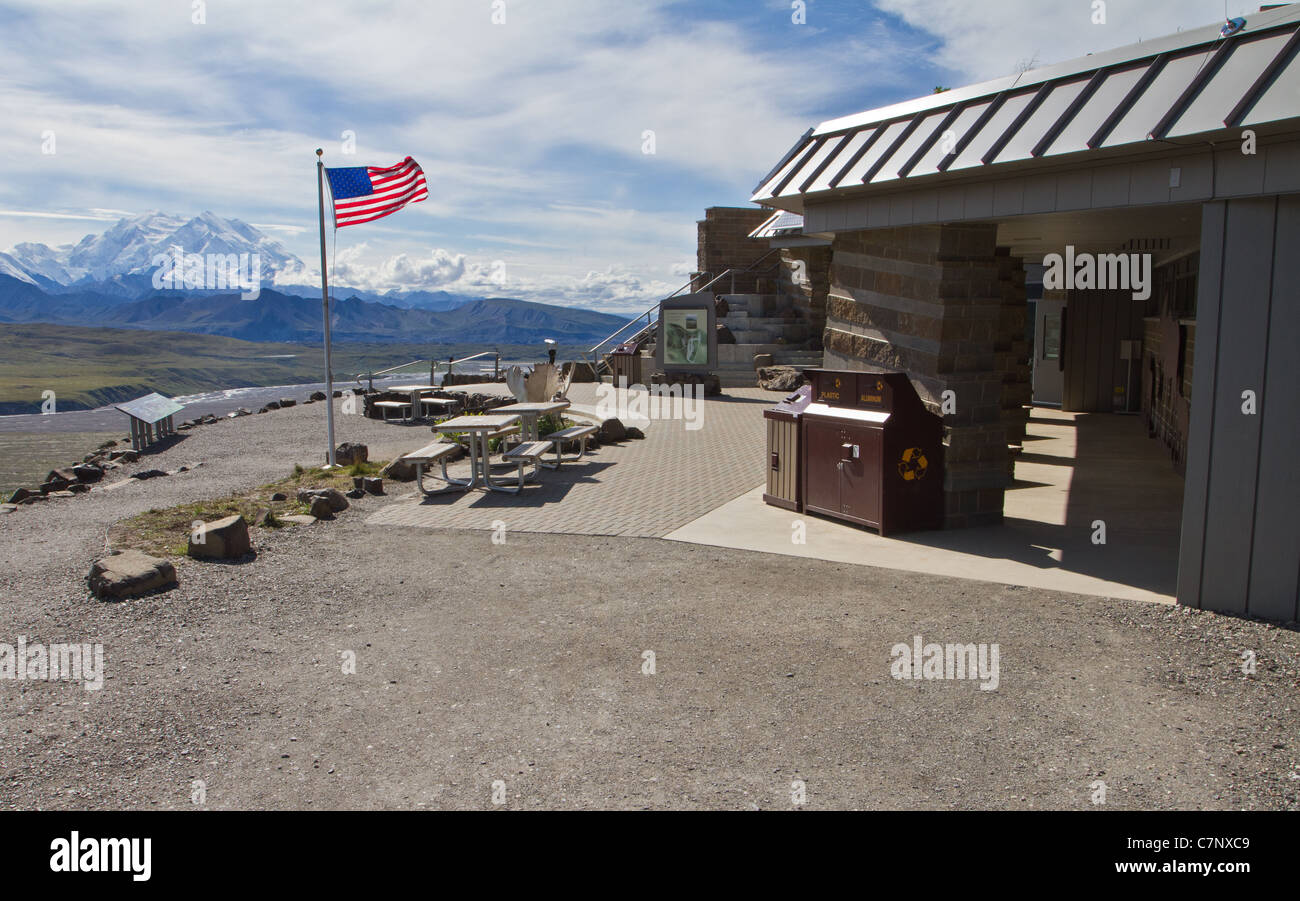 Eielson Visitor Center avec un drapeau américain et Denali (Mt. McKinley) dans l'arrière-plan, le parc national Denali, AK, États-Unis d'Amérique. Banque D'Images