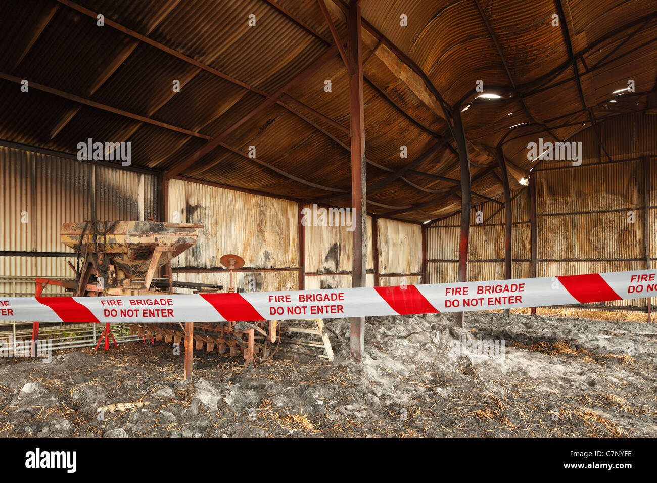 Lieux d'un incendie d'étable, montrant les dommages causés par la chaleur à poutres en acier et le toit. Banque D'Images