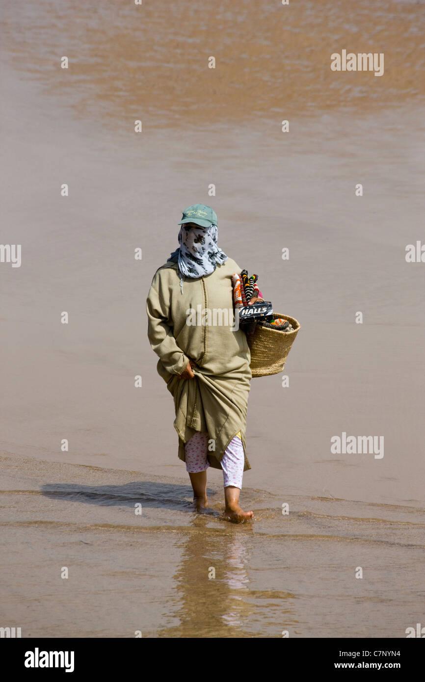 Femme marocaine sur la plage à Essaouira Banque D'Images