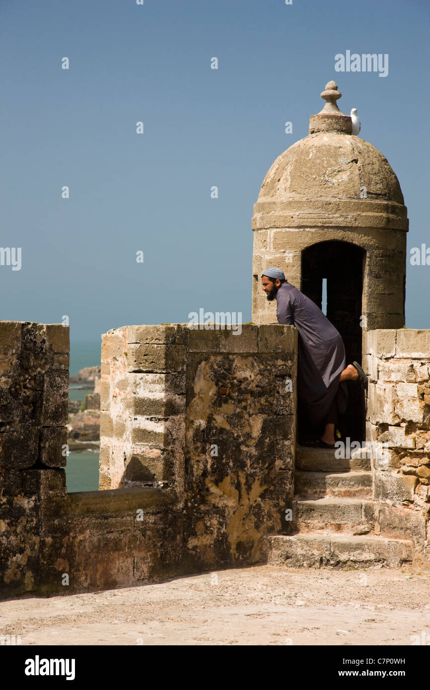 Le mur et lookout guérite de la médina fort à Essaouira, Maroc Banque D'Images