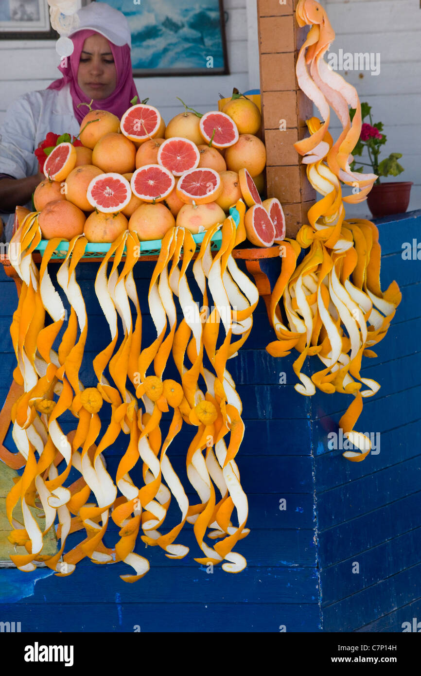 Jus d'orange et jus de pamplemousse stall à Essaouira, Maroc Banque D'Images