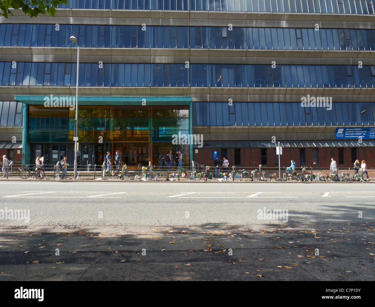 Hommage aux victimes du trafic de fleurs avec Manchester University building sur Oxford Road Manchester UK Banque D'Images