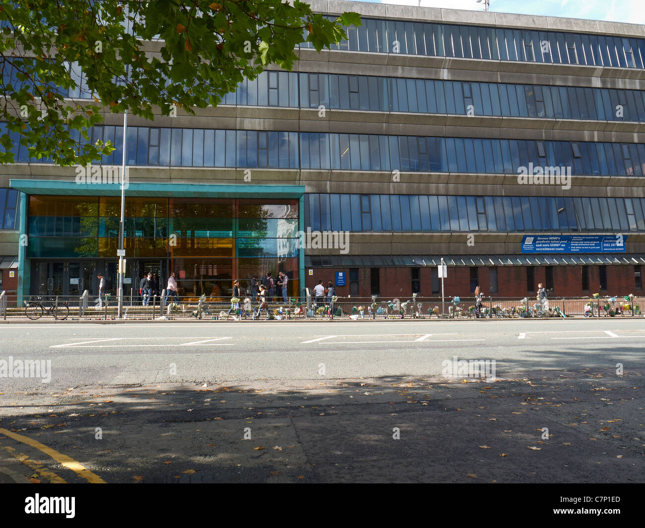 Hommage aux victimes du trafic de fleurs avec Manchester University building sur Oxford Road Manchester UK Banque D'Images
