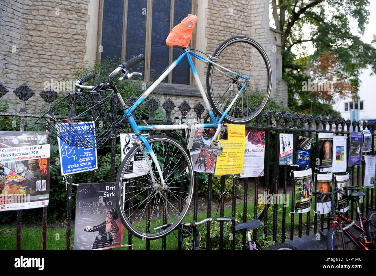 Les vélos enchaînés à des garde-corps à Cambridge Angleterre Uk Banque D'Images