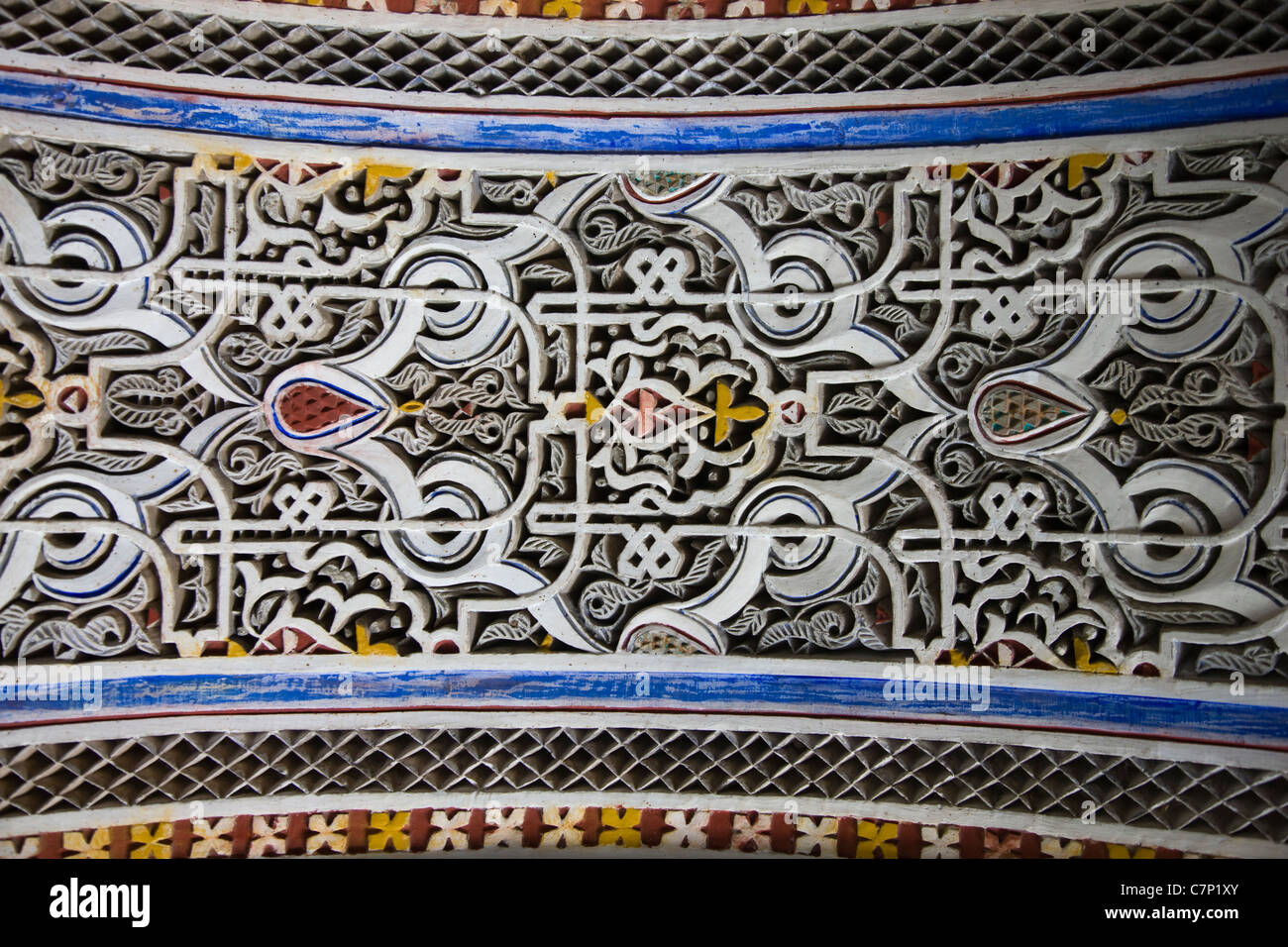 La belle décoration sur une porte d'arch dans le Palais de la Bahia, Marrakech, Maroc Banque D'Images