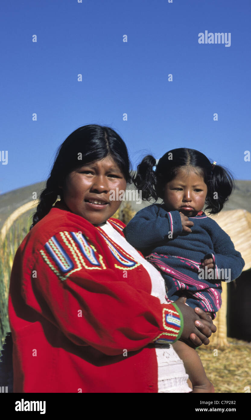 Uros La mère et l'enfant Portrait, Lac Titicaca Banque D'Images