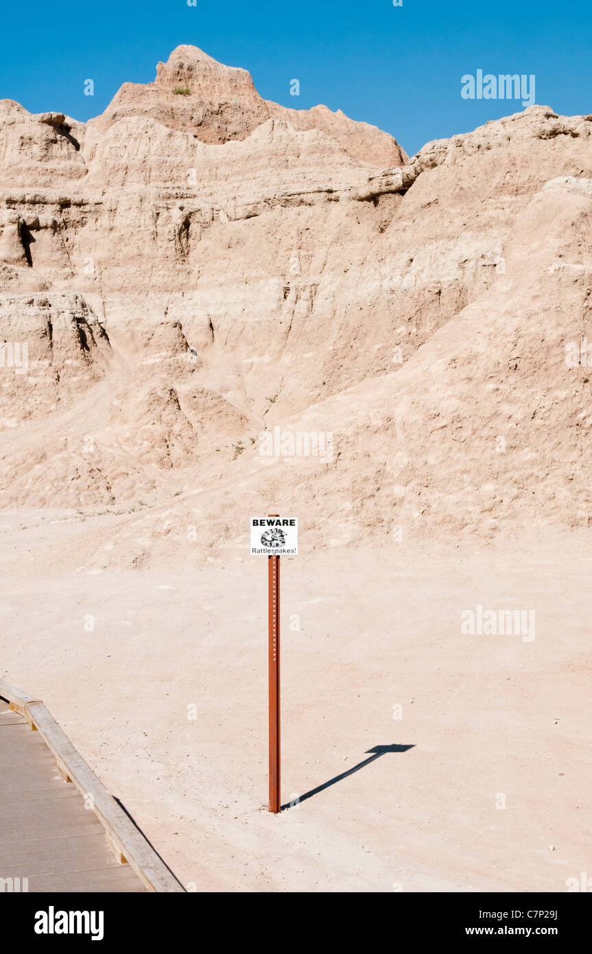 Un crotale panneau d'avertissement est affiché le long d'une passerelle dans les Badlands National Park dans le Dakota du Sud. Banque D'Images