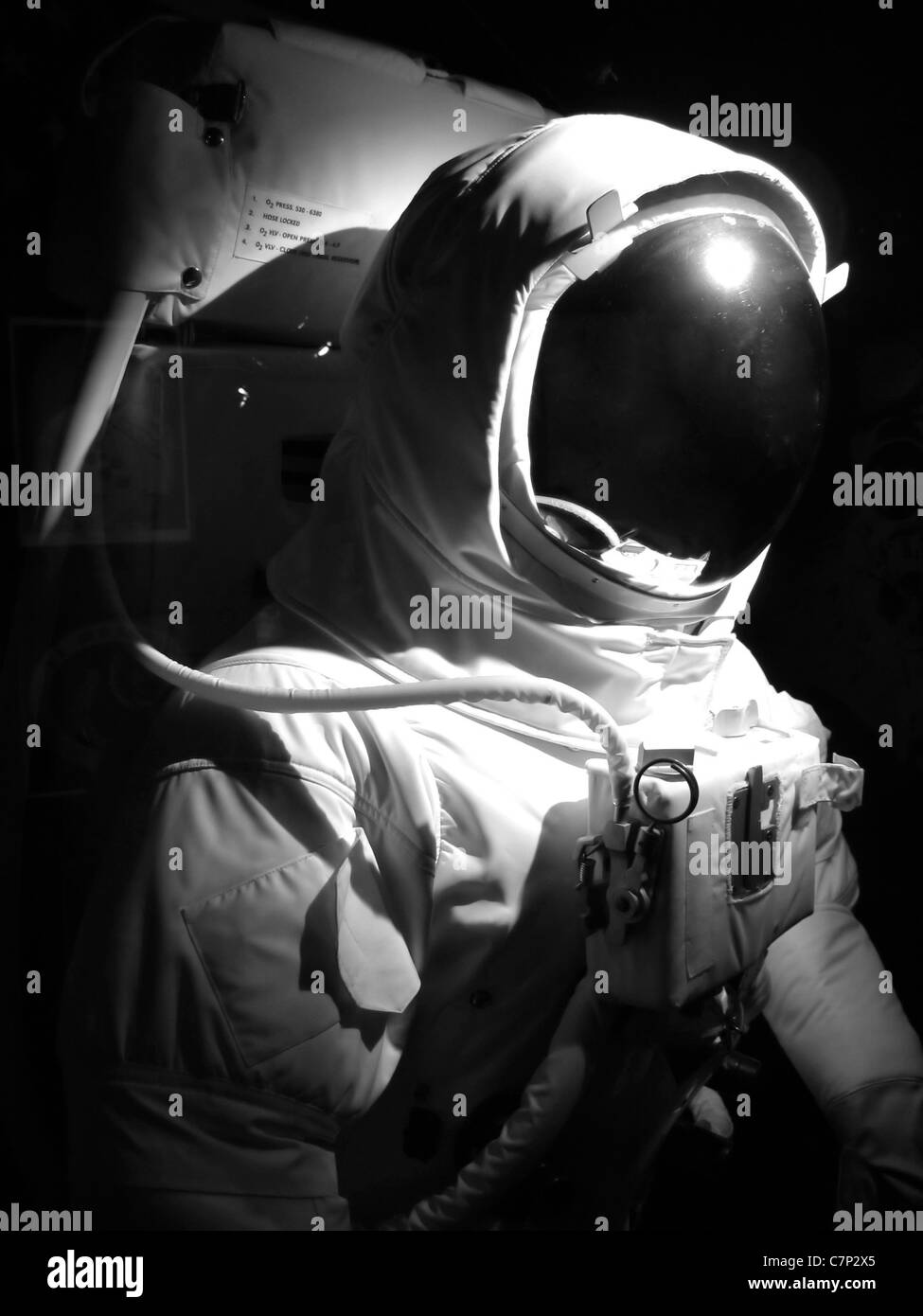 Un astronaute complet sous un éclairage spectaculaire. Noir et blanc. Banque D'Images