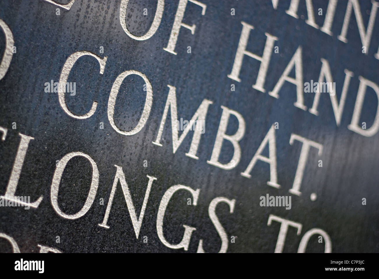 Un gros plan du mot combattre gravé sur une plaque à la mémoire de la guerre. Profondeur de champ. Banque D'Images