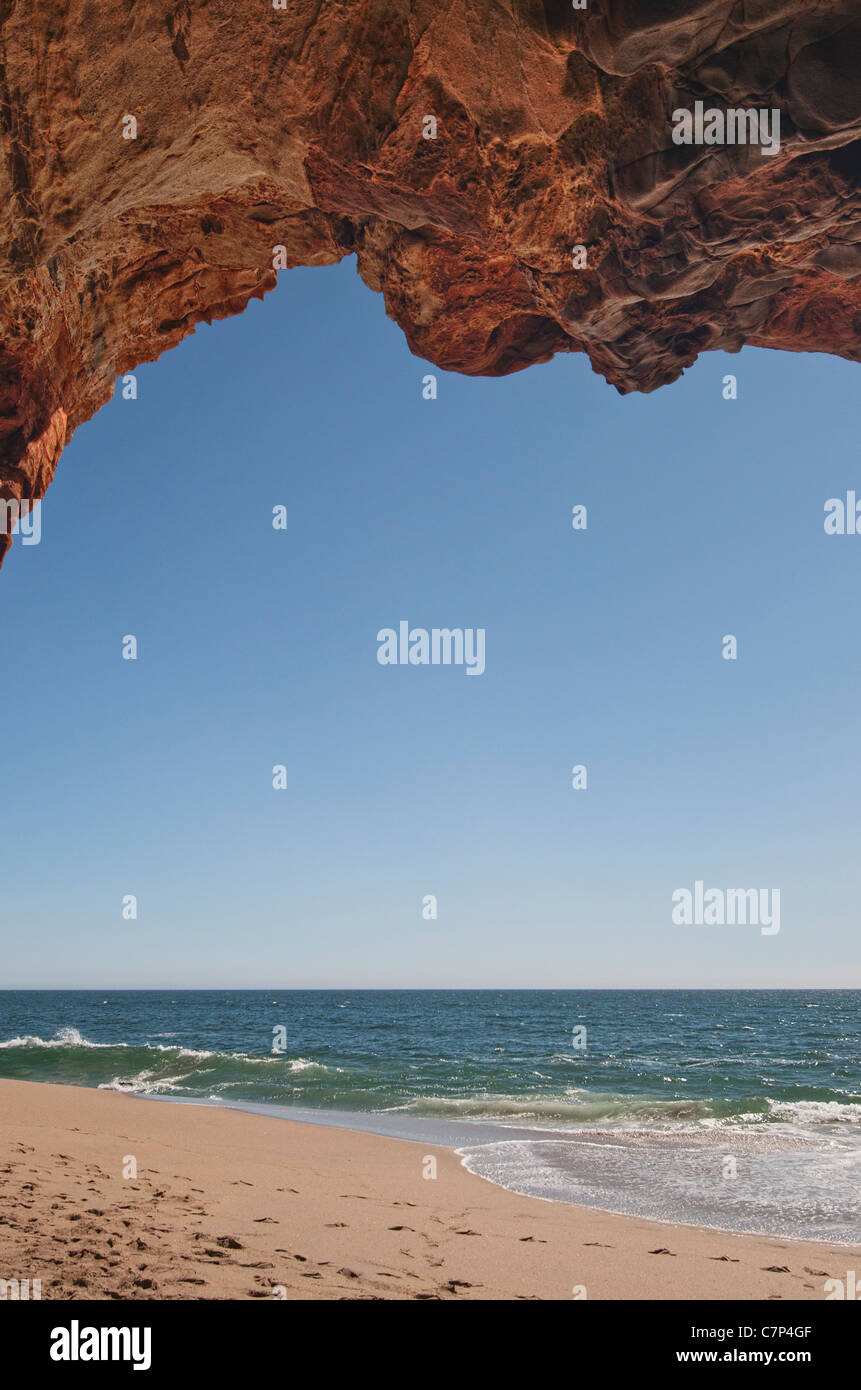 Vue sur le tunnel naturel de trou dans le mur, plage de Santa Cruz, CA. Banque D'Images