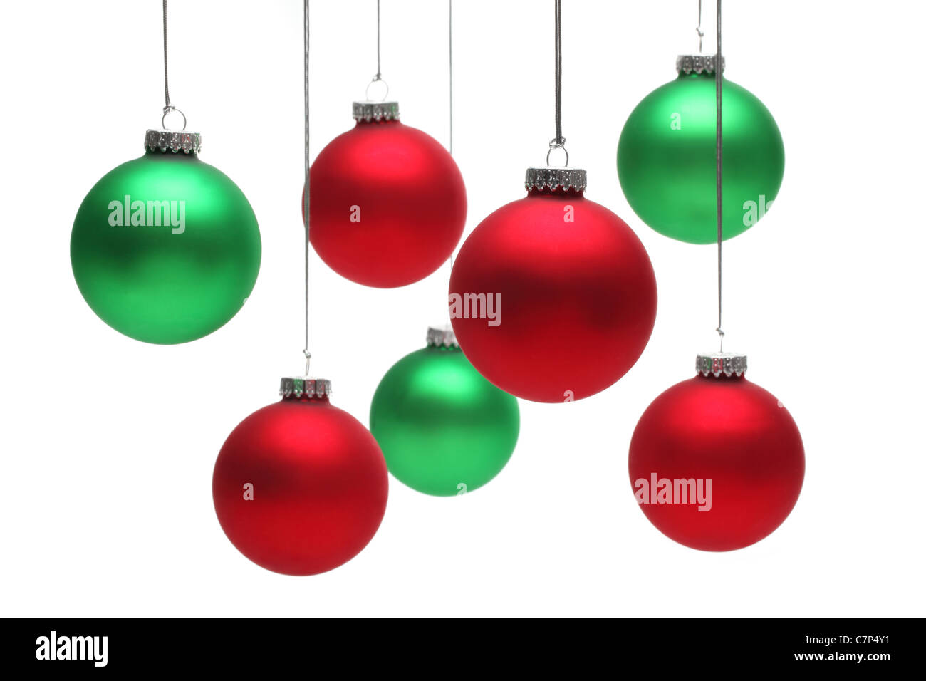 Boules de Noël suspendues sur fond blanc Photo Stock - Alamy