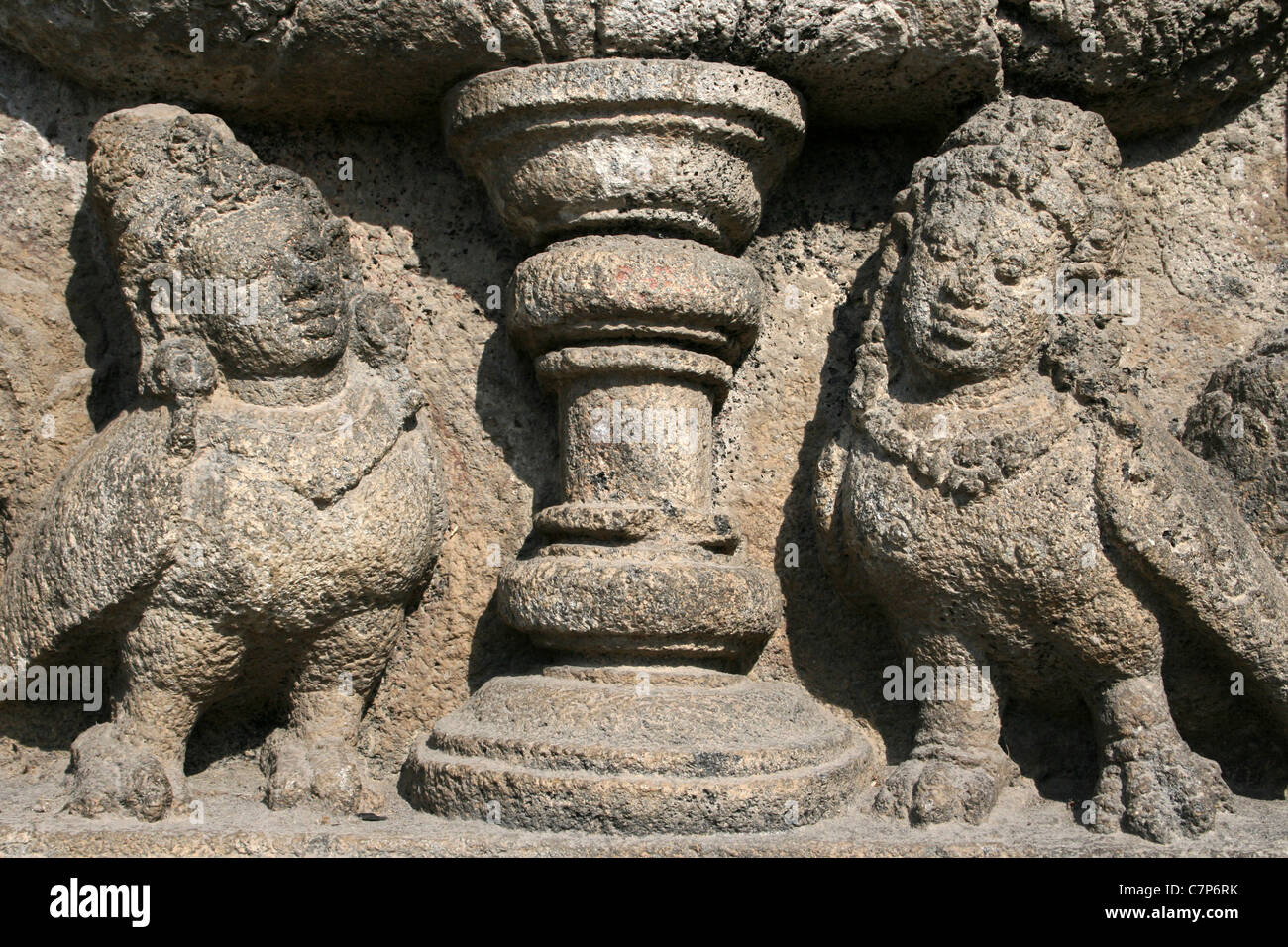 Figurines Kinnaras sculptées en pierre au temple de Prambanan, Indonésie Banque D'Images