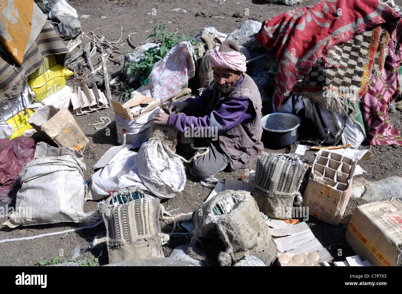 Un commerçant de sel est la réparation du sel de moutons et de chèvres transportant les bagages. Banque D'Images