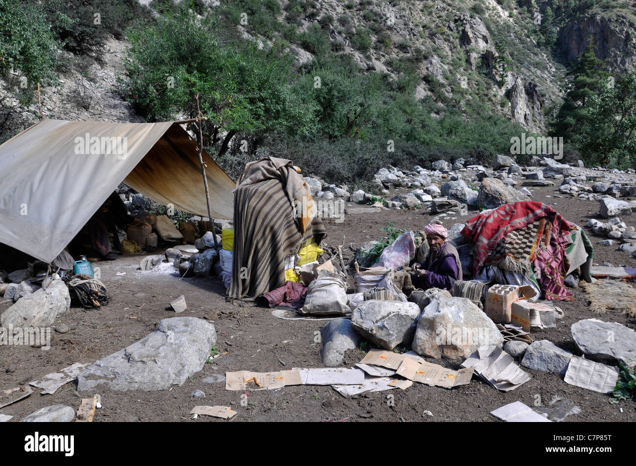 Un commerçant de sel est la réparation du sel de moutons et de chèvres transportant les bagages dans son temps libre. Banque D'Images