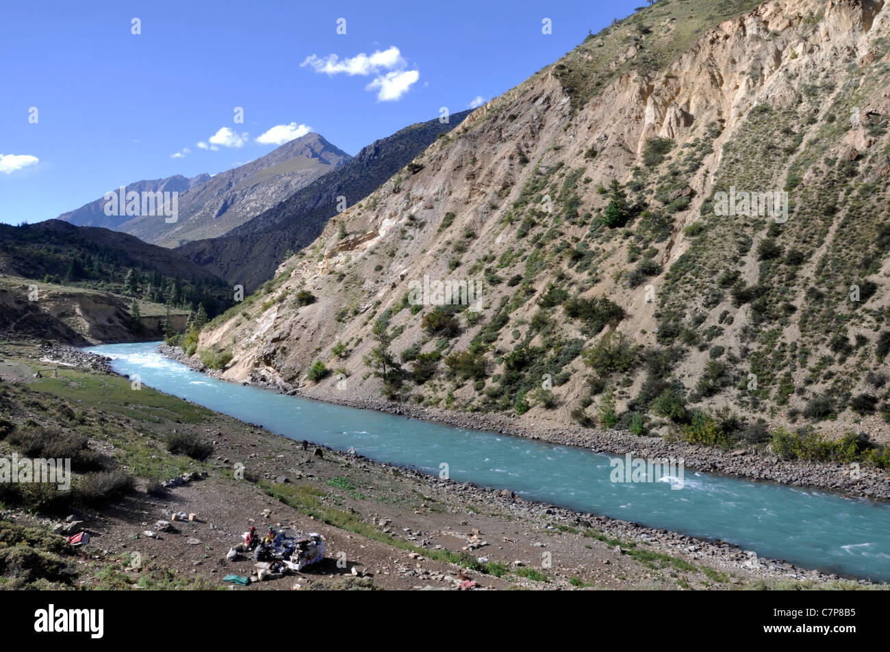 Les commerçants de sel se préparent à faire cuire leurs aliments près de Karnali banque. Banque D'Images