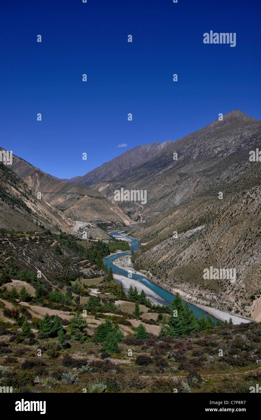 Vue sur la rivière Karnali de Muchu, Humla. Banque D'Images
