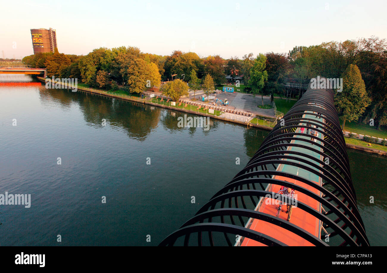 Passerelle en spirale. Appelé 'Slinky Springs à Fame', traverse le 'Rhine-Herne-Canal' une voie navigable intérieure. Allemagne Banque D'Images