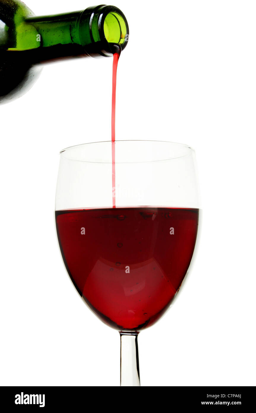 Gros plan du vin rouge versé dans un verre Banque D'Images
