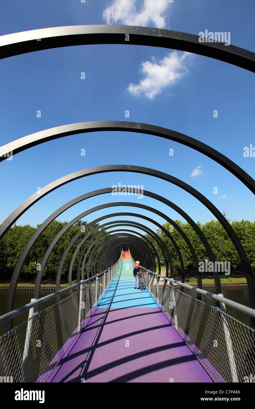 Passerelle en spirale. Appelé 'Slinky Springs à Fame', traverse le 'Rhine-Herne-Canal' une voie navigable intérieure. Allemagne Banque D'Images