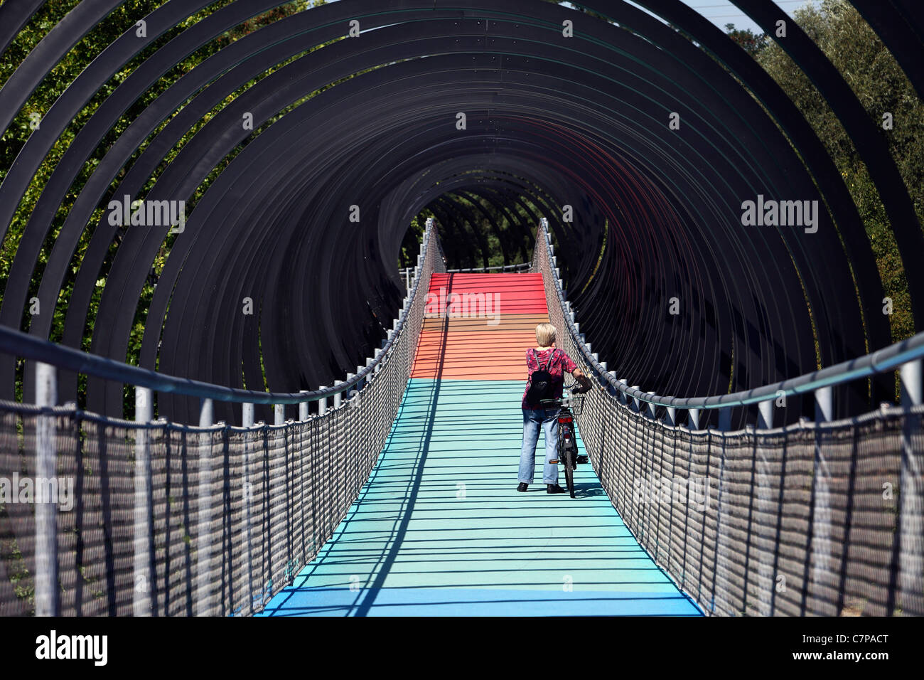 Passerelle en spirale. Appelé 'Slinky Springs à Fame', traverse le 'Rhine-Herne-Canal' une voie navigable intérieure. Allemagne Banque D'Images