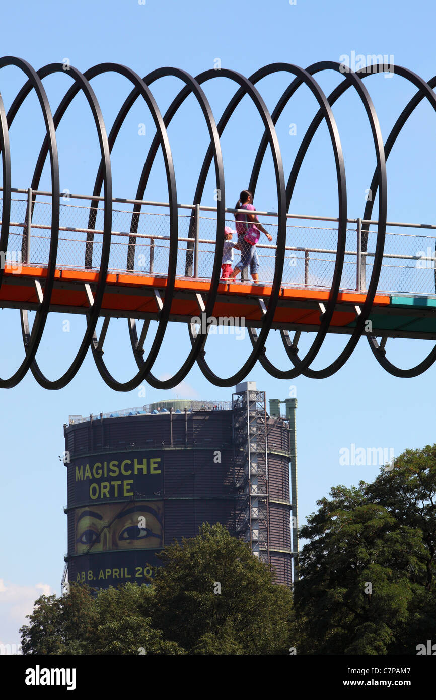 Passerelle en spirale. Appelé 'Slinky Springs à Fame', traverse le 'Rhine-Herne-Canal' une voie navigable intérieure. Allemagne Banque D'Images