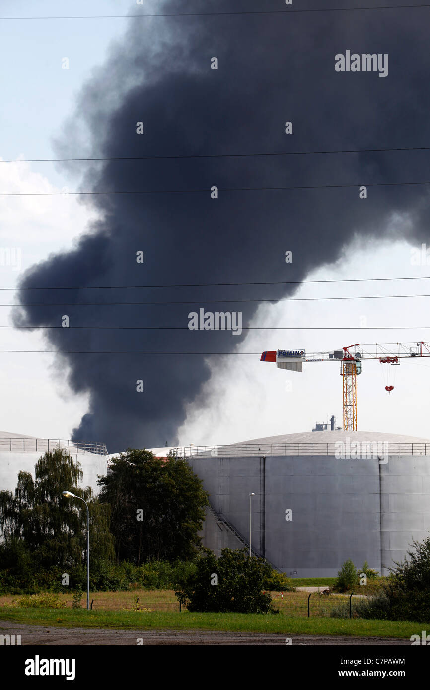 Grand feu dans une zone industrielle. Un entrepôt a été brûlant, une  épaisse fumée noire nuages sur la région Photo Stock - Alamy