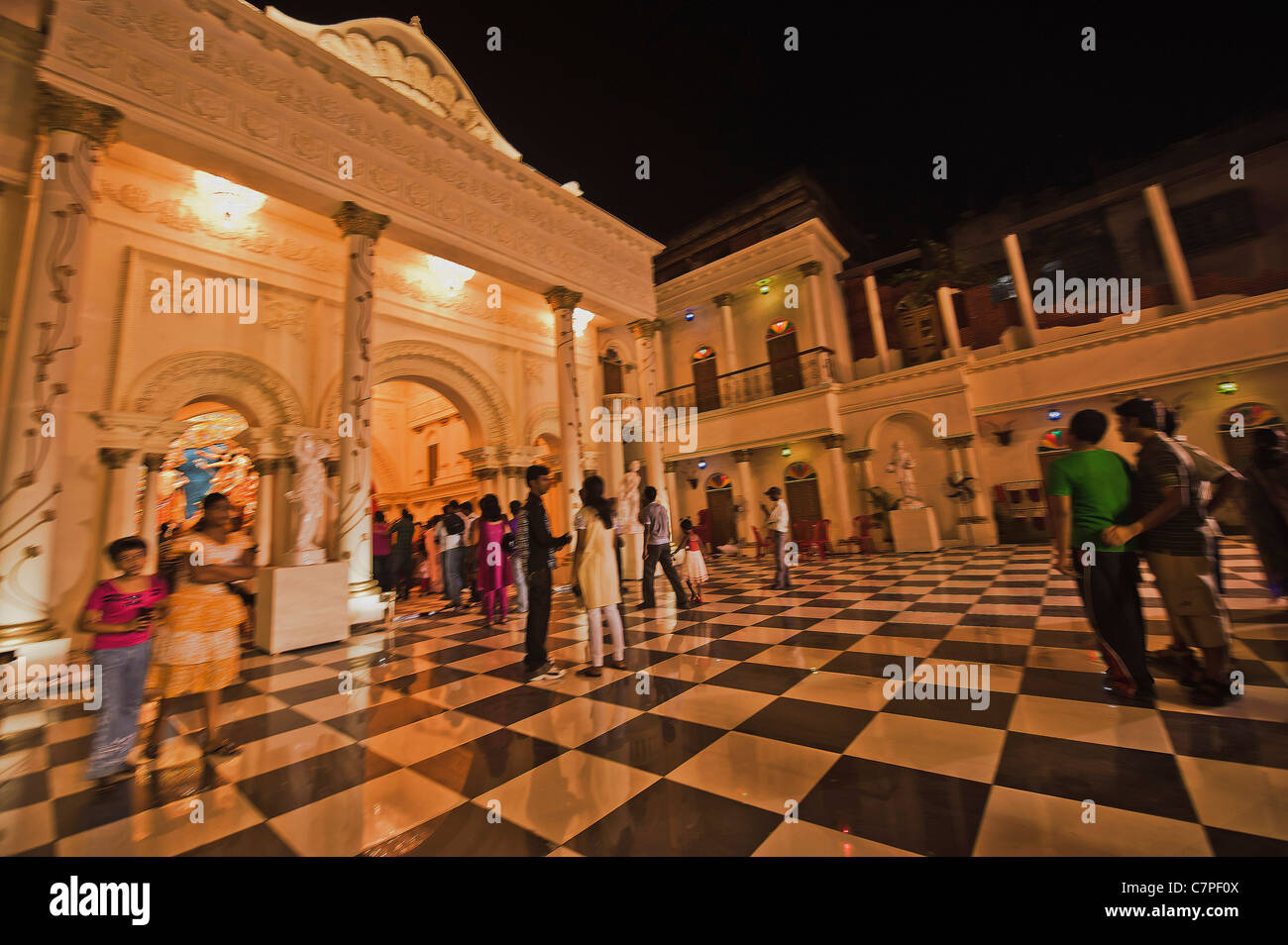 Durga Puja Pavilion sous l'éclairage de nuit. Banque D'Images