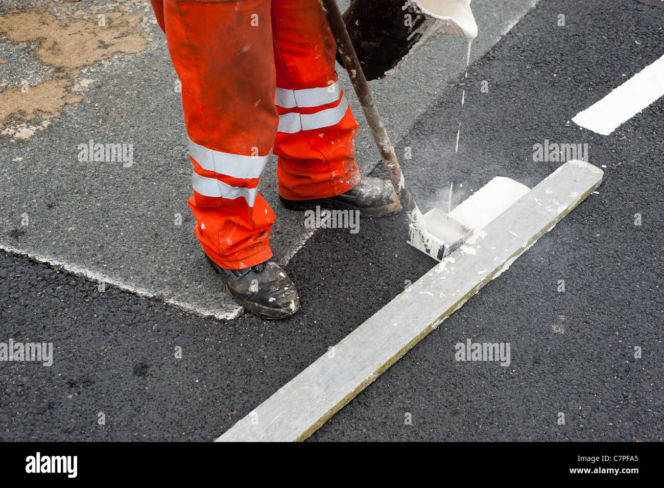 Lignes blanches étant peints sur une route récemment mises en réparation. 2011, UK Banque D'Images