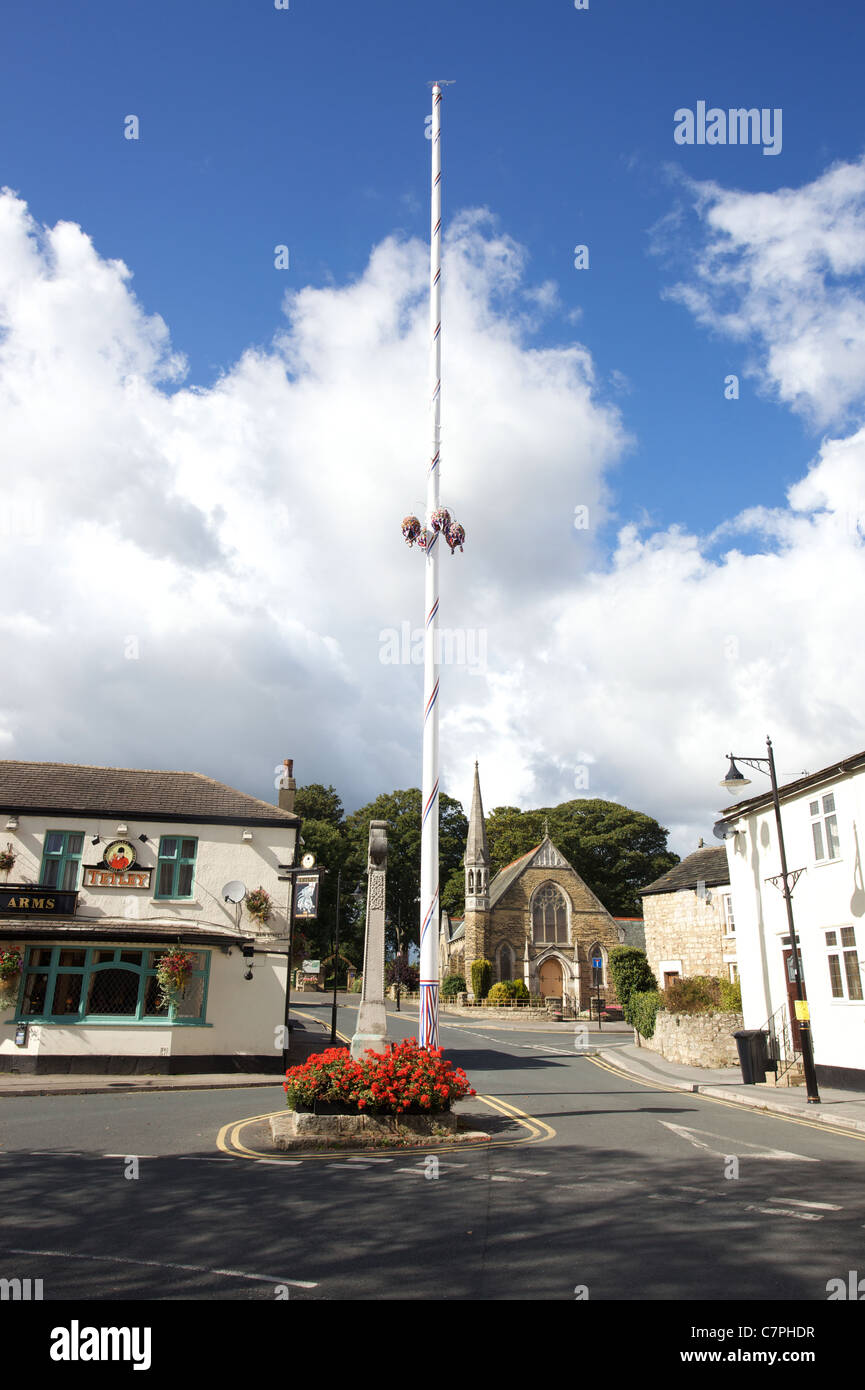 L'arbre de mai dans le village de Barwick. Elmet dans près de Leeds, West Yorkshire, Royaume-Uni. Le mât est à 90 pieds de hauteur Banque D'Images