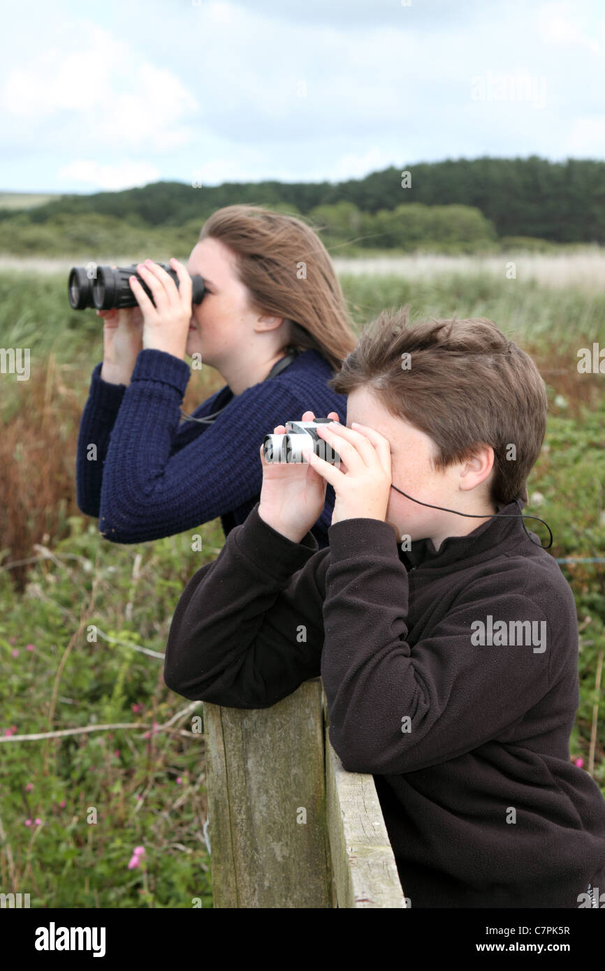 Les enfants l'observation des oiseaux ; Marazion, Cornwall Banque D'Images