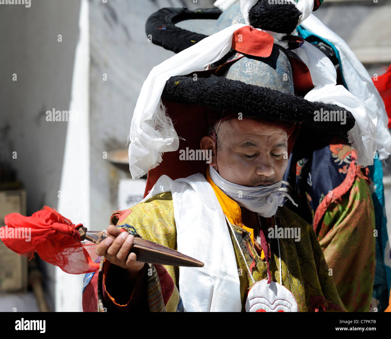 Une danseuse black hat tenant une dague rituelle au festival de Leh dans la cour de l'Chowkhang gompa. Leh, Ladakh, Inde Banque D'Images