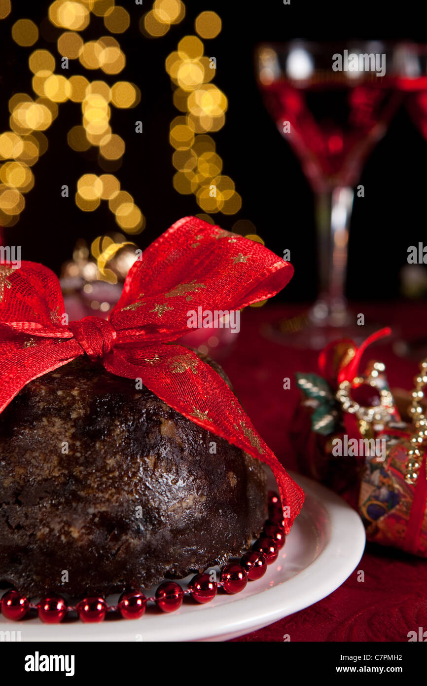 Table de dîner de Noël avec plum-pudding de Noël en dessert Banque D'Images