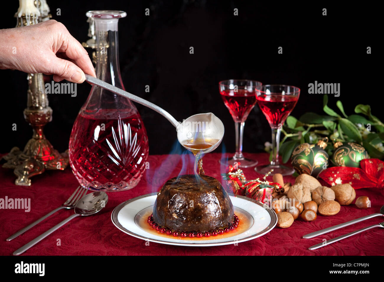 Gravure main servant plus d'un brandy ou plum-pudding de Noël Banque D'Images