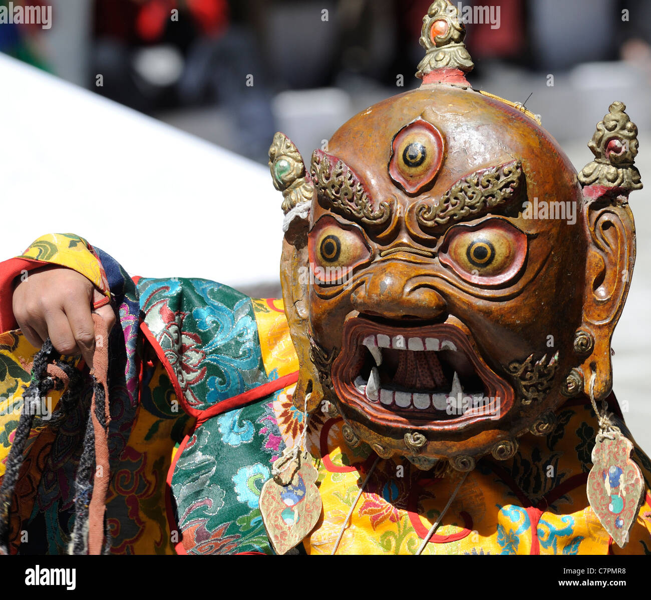 Danseur masqué sous la forme d'un démon au festival de Leh dans la cour de l'Chowkhang gompa. Leh, Ladakh, Inde. Banque D'Images