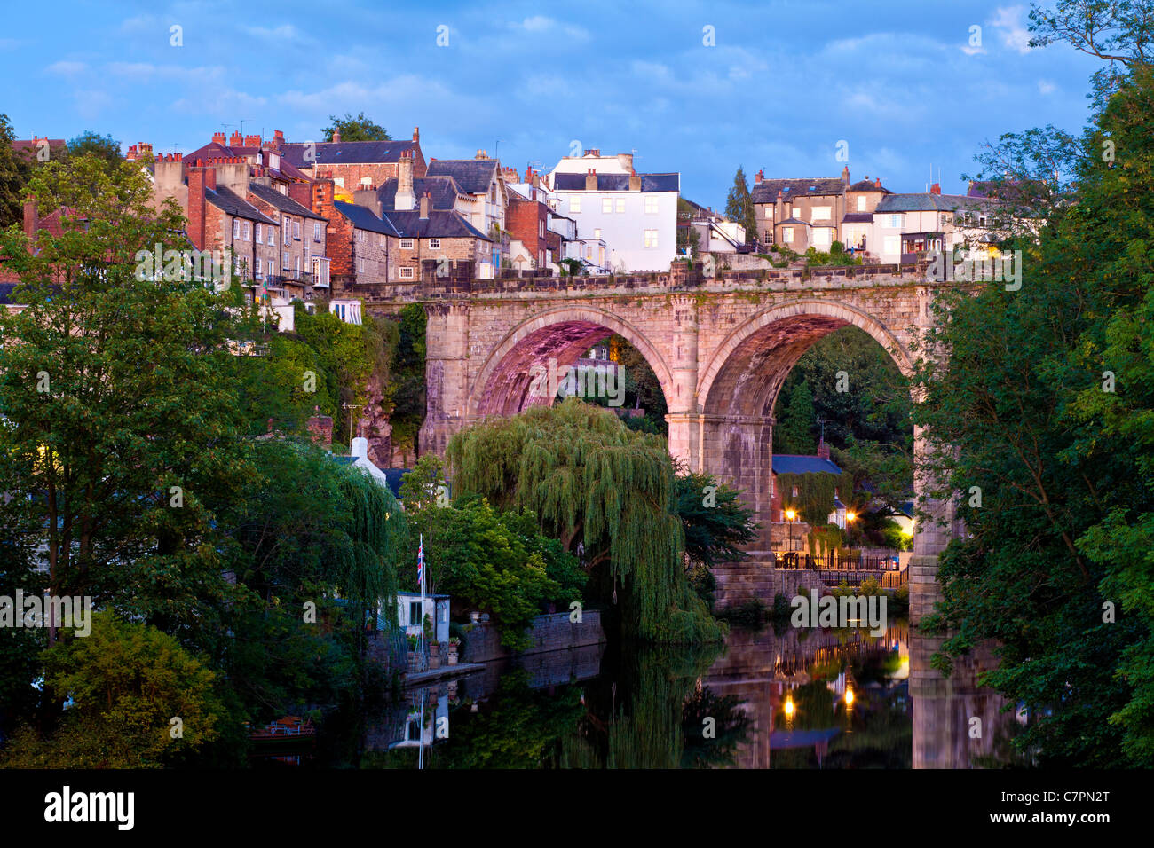 Viaduc Ferroviaire sur la rivière Nidd dans Knaresborough, Yorkshire du Nord. Banque D'Images